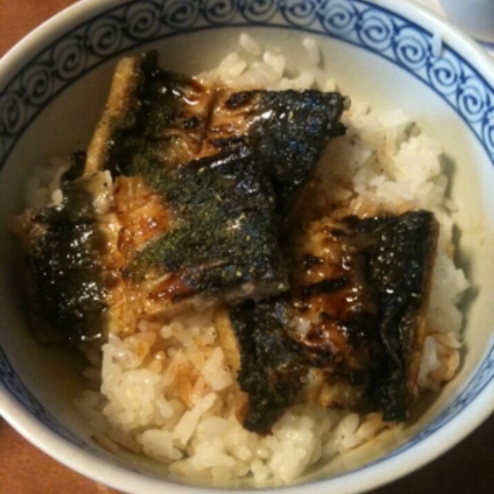 カリっと焼き上げた鰻丼